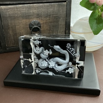 巳 蛇 3Dクリスタル レーザー彫刻 縁起物名入れ 記念品 綿の実工房