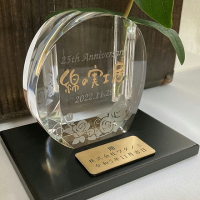 一輪挿し名入れ 金色プレートイメージ 木製の台座 オリジナルギフト 綿の実工房