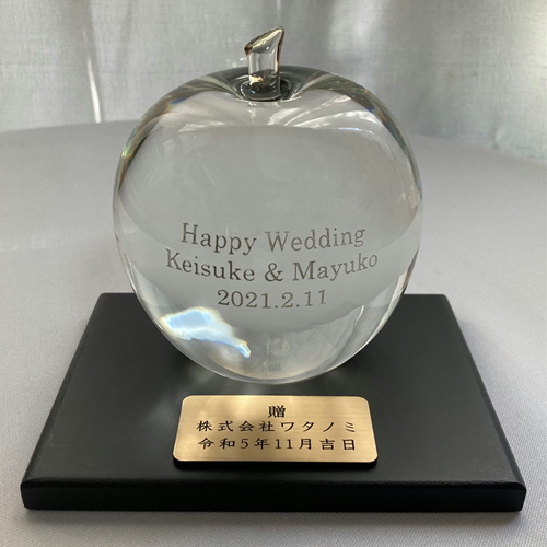 ガラスのリンゴ名入れ 寄贈プレート 金色 木製の飾り台付 オリジナルギフト 綿の実工房