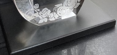 思い出クリスタル名入れ 木製飾り台付
