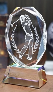 SS-1 ゴルフ クリスタルスポーツトロフィー 名入れ記念品 オリジナル 木製の飾り台付 綿の実工房