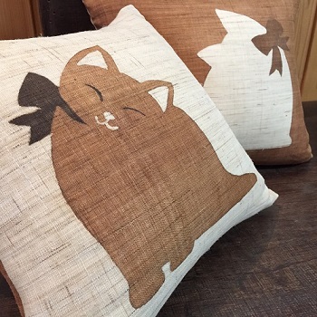 柿渋染めクッション名入れ ねこ 招き猫 オリジナルギフト 記念品 綿の実工房