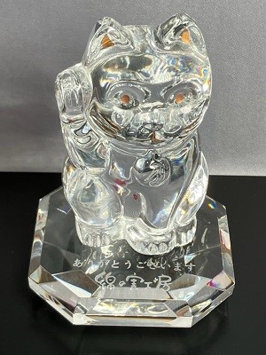 ガラス台座名入れ記念品 オクトゴン クリスタル バカラ 招き猫 名入れギフト 名入れ記念品 綿の実工房