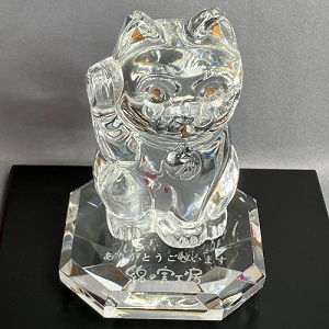 ガラス台座名入れ記念品 オクトゴン クリスタル バカラ 招き猫 名入れギフト 名入れ記念品 綿の実工房
