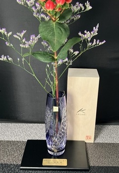 カガミクリスタル製一輪挿し 江戸切子 寄贈プレート付 木製飾り台付 オリジナルギフト 綿の実工房