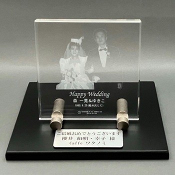 寄贈プレート刻印 銀色 記念品 木製の飾り台付 2Dクリスタル名入れ オリジナルギフト 贈答品 綿の実工房