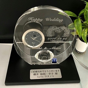 カガミ 時計 寄贈プレート付 銀色 結婚祝い 木製の飾り台付 綿の実工房