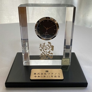 寄贈プレート刻印 金色 記念品 木製の飾り台付 オリジナルギフト 贈答品 綿の実工房