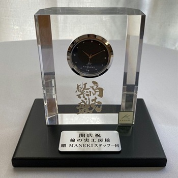 寄贈プレート刻印 銀色 記念品 木製の飾り台付 オリジナルギフト 贈答品 綿の実工房