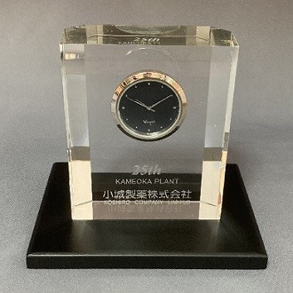 木製の飾り台付 時計名入れ Q424 オリジナルギフト 記念品