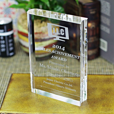 DP-13 クリスタル盾 楯 名入れ記念品 オリジナル 木製の飾り台付 綿の実工房