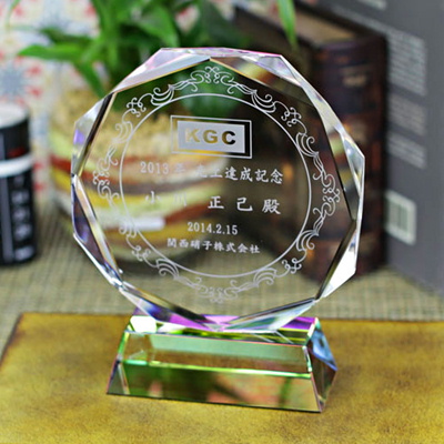 DP-9 クリスタル盾 楯 名入れ記念品 オリジナル 木製の飾り台付 綿の実工房